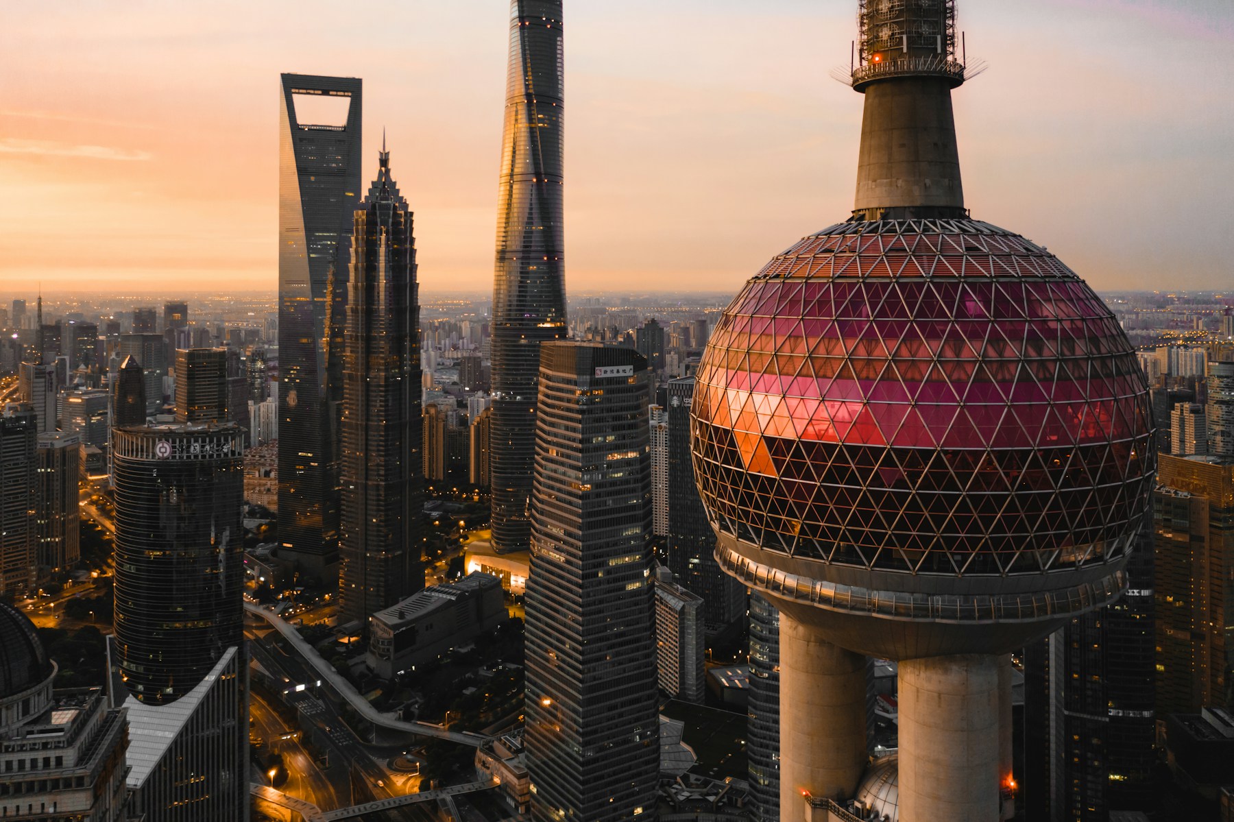 Skyline von Lujiazui in Shanghai mit Oriental Pearl Tower im warmen Morgenlicht